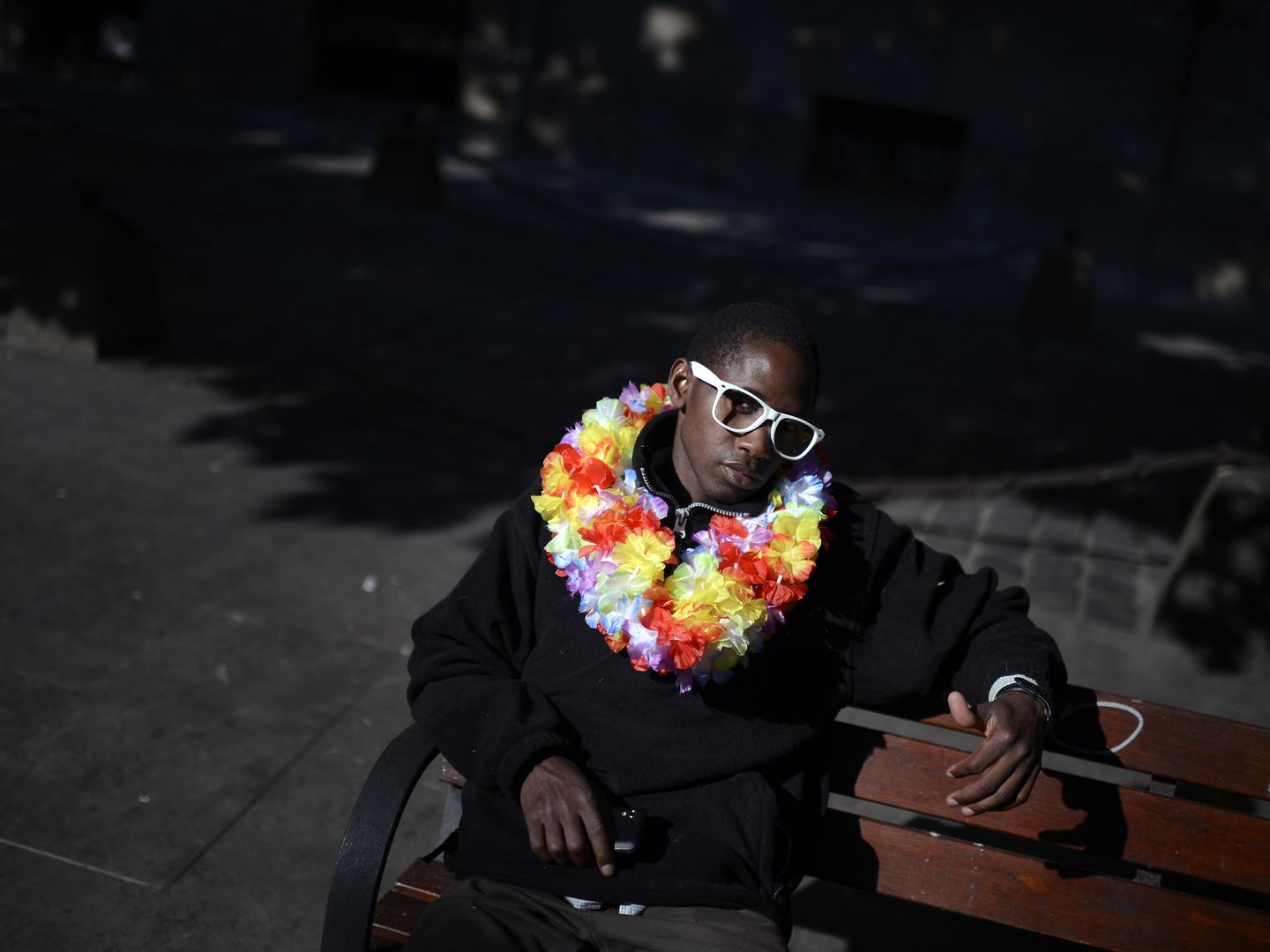 El vendedor ambulante Kissima Kebe, senegalés, en una plaza de Pamplona (Reuters).