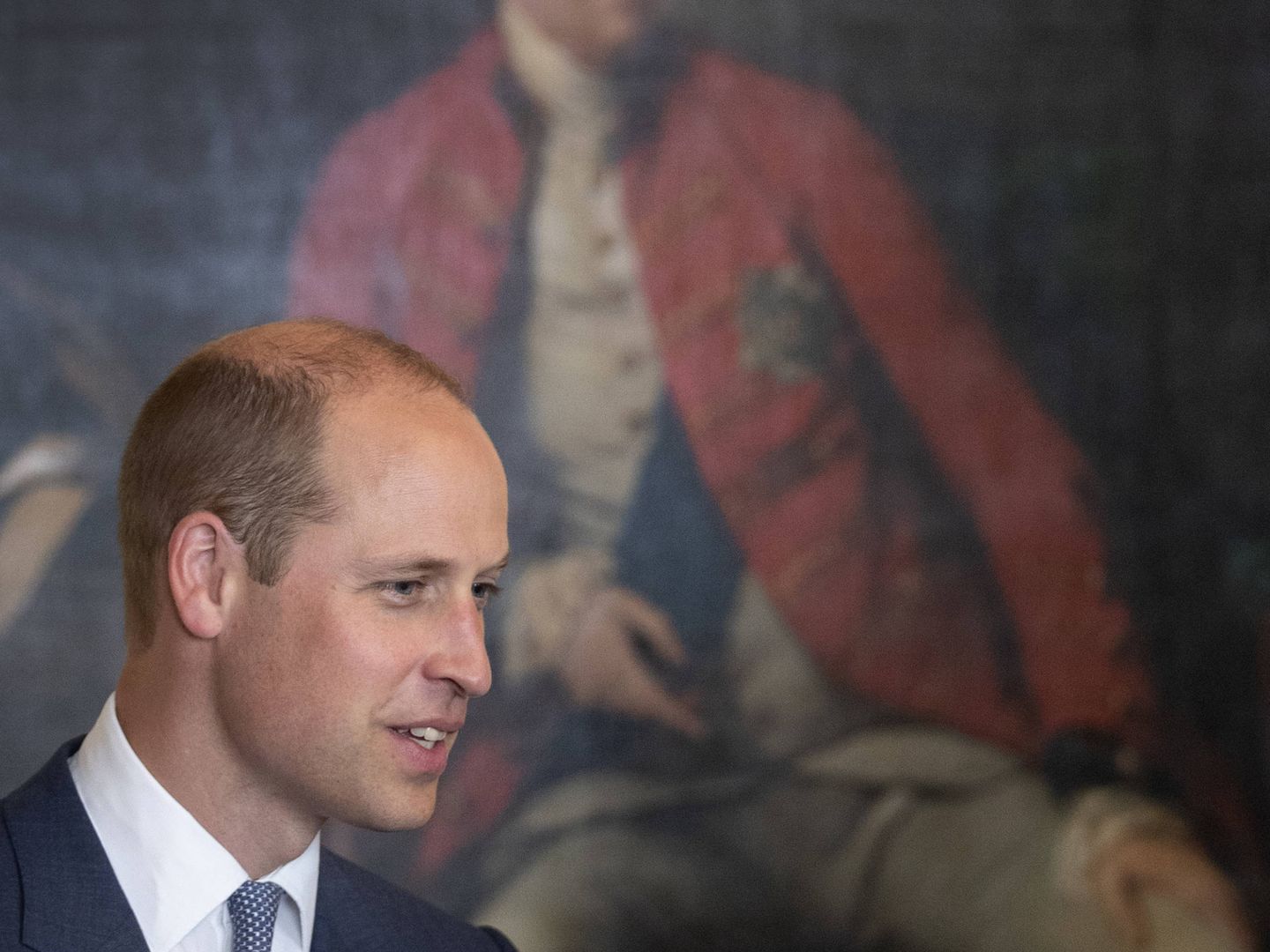 El príncipe Guillermo frente a un retrato del rey Jorge III. (Getty)