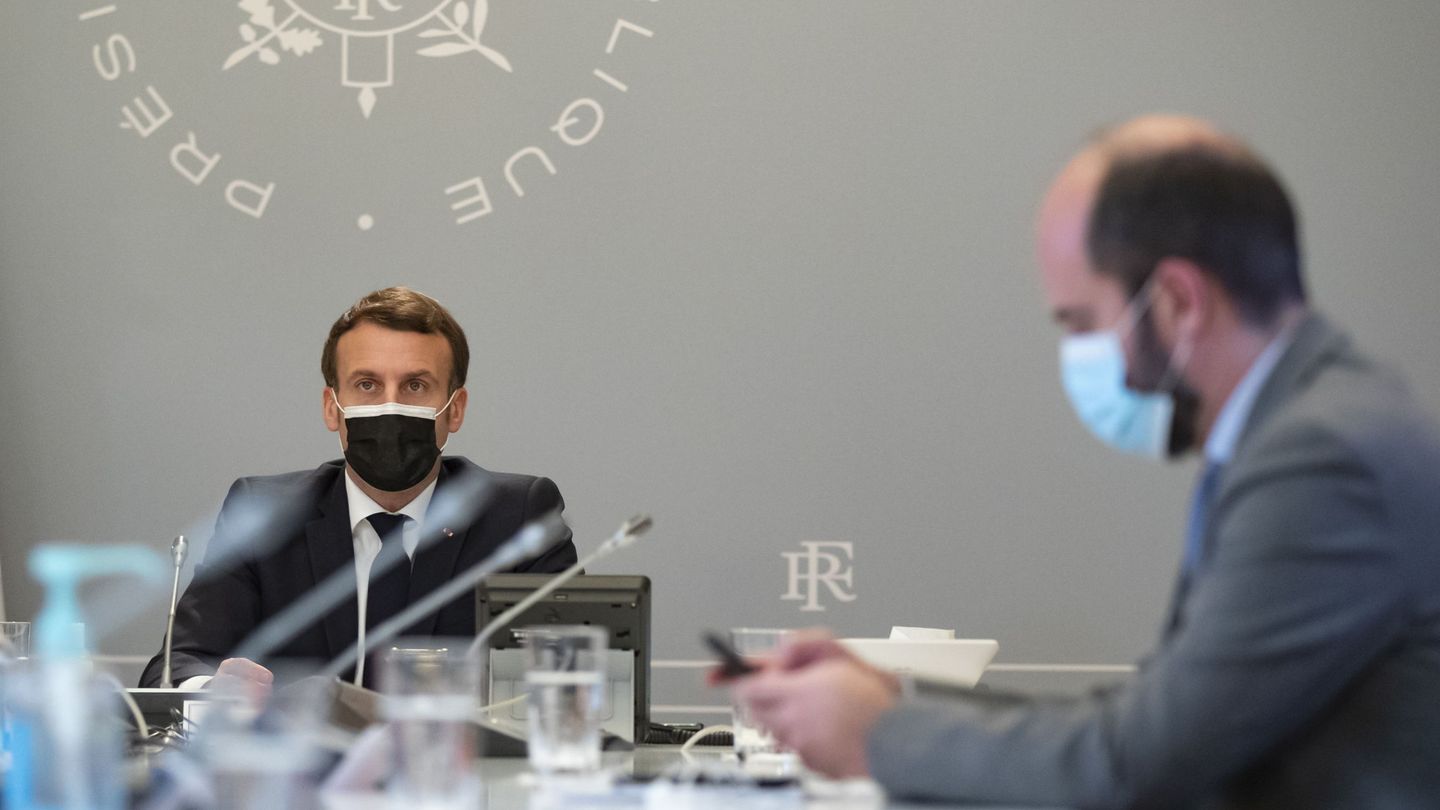 Emmanuel Macron, reunido con fabricantes de vacunas. (Reuters)