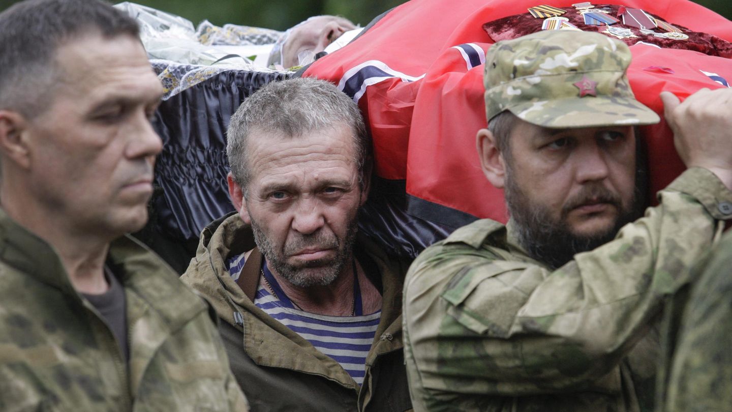 Rebeldes prorrusos trasladan el ataúd con los restos mortales de Alexéi Mozgovói, jefe de una brigada de milicianos. (EFE)