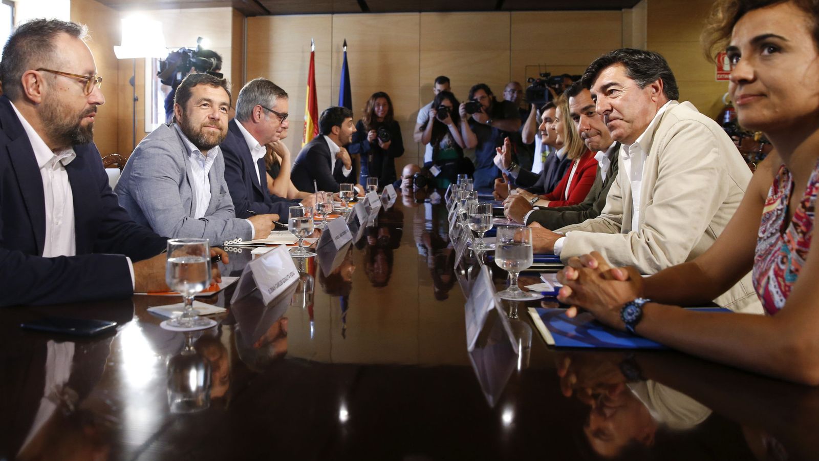 Foto: Los equipos negociadores de Ciudadanos y PP, durante la primera reunión entre ambas formaciones para buscar un acuerdo de investidura. (EFE)