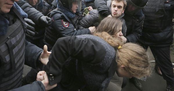 Foto: Agentes antidisturbios arrestan a las intengrante del grupo punk Pussy Riot Maria Aliokhina (abajo), Nadezhda Tolokonnikova (c), y su marido, Piotr Verzilov (arriba). (EFE)