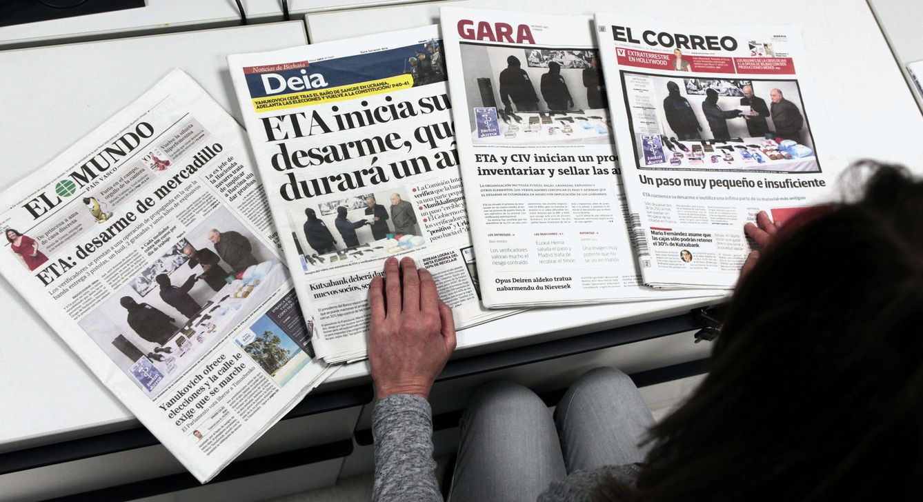 Los periódicos vascos recogen el supuesto desarme escenificado por ETA. (EFE)