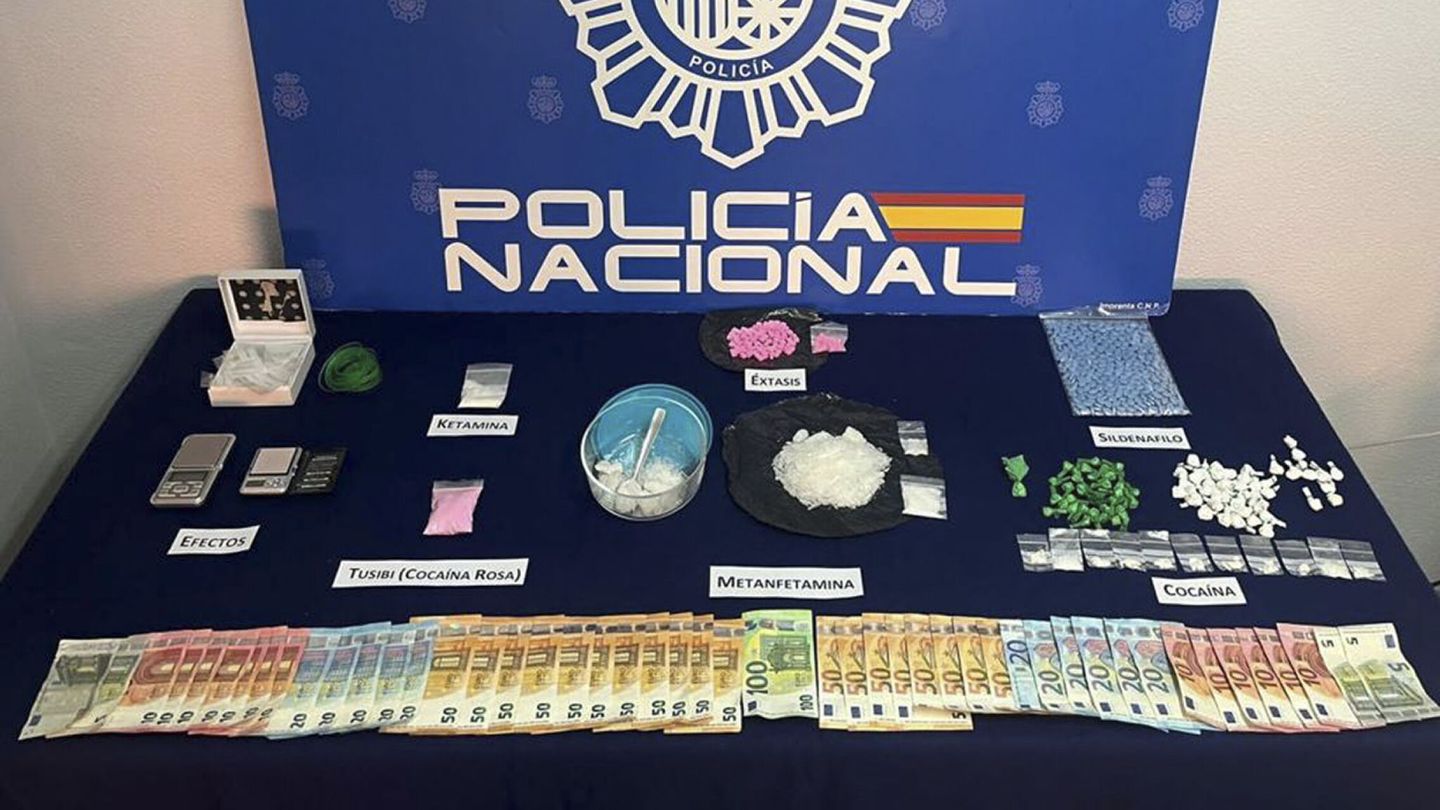 Imagen de material y dinero incautados durante una operación de la Policía Nacional que ha culminado con la detención del bailarín. (EFE/Policía Nacional)