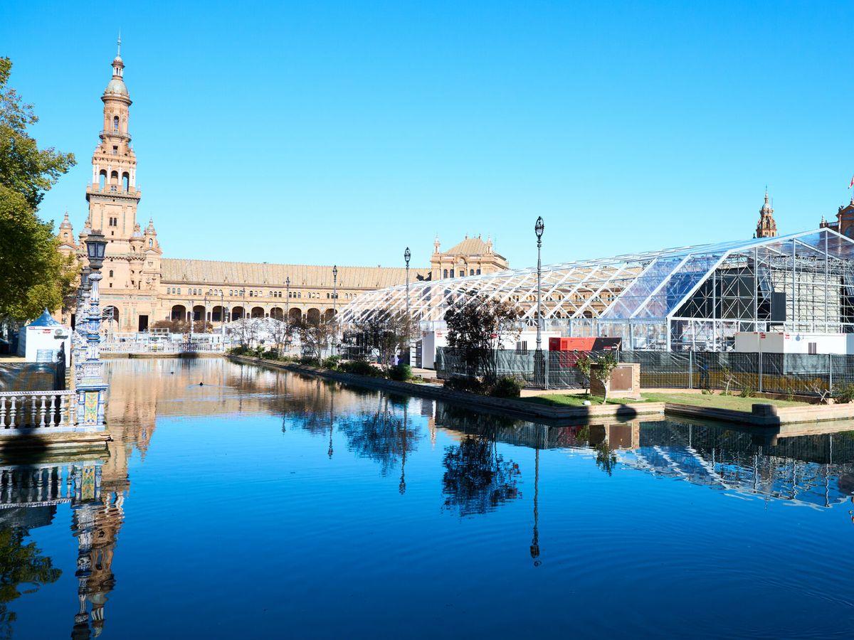 Foto: La plaza de España de Sevilla se prepara para los Latin Grammy. (Europa Press)