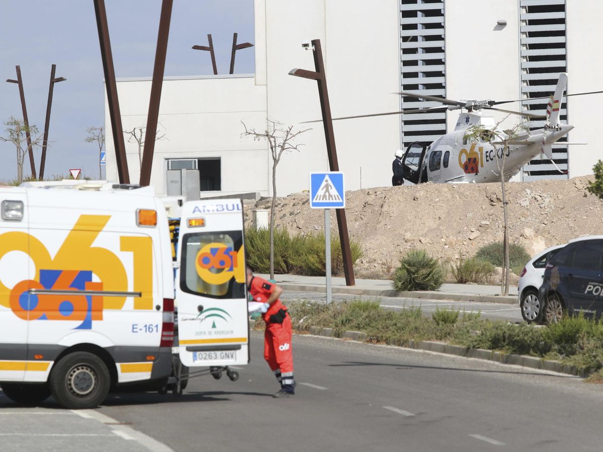 Foto: Un helicóptero del 061 y una ambulancia - Archivo. (EFE)
