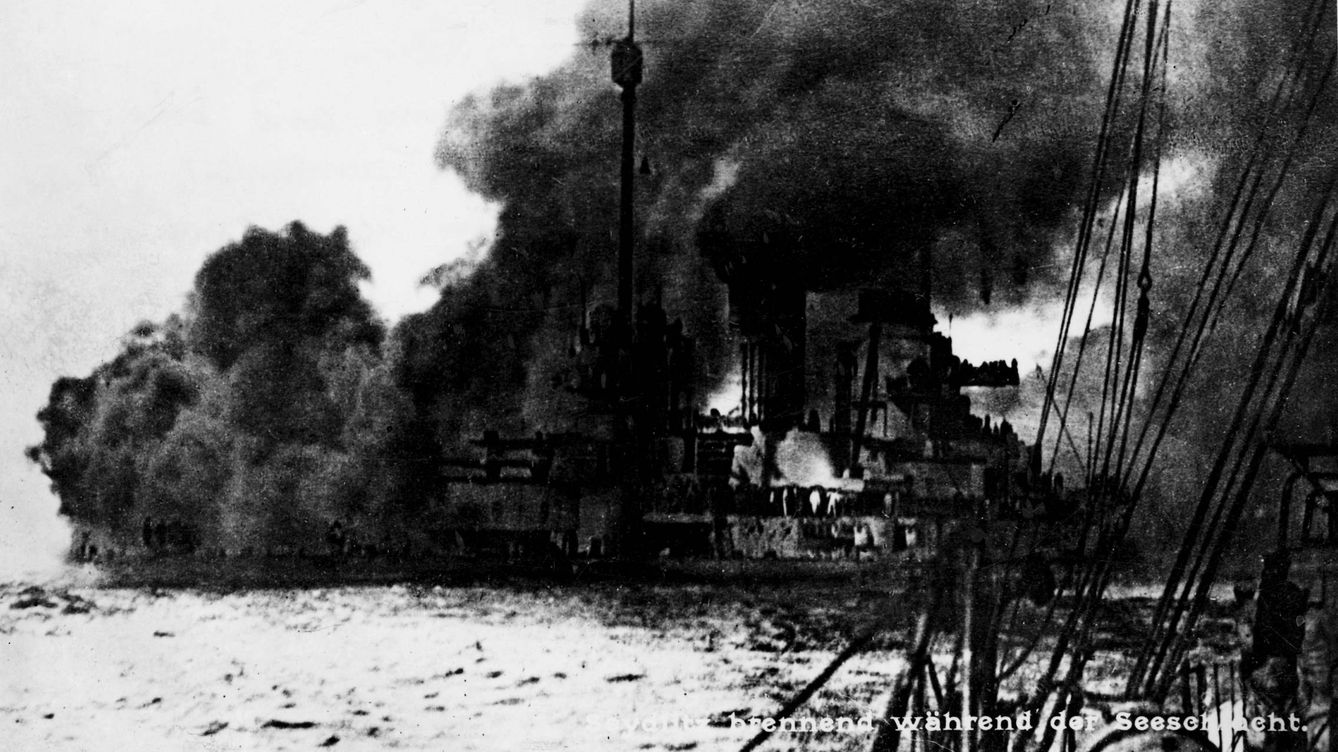 Foto: El Seydlitz alemán, ardiendo durante la batalla de Jutland. (Imago/United Archives)