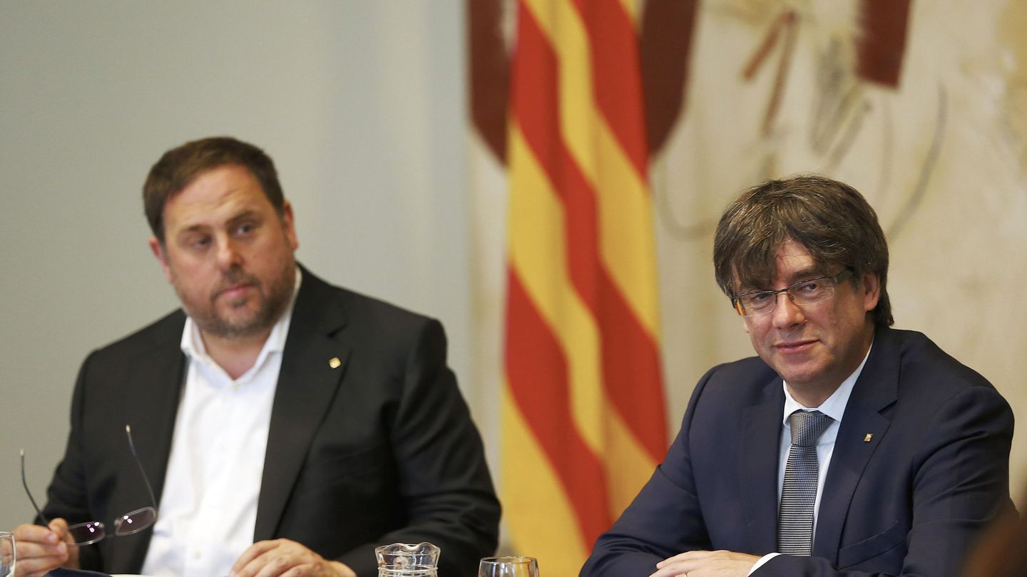 El presidente de la Generalitat, Carles Puigdemont, y su vicepresidente, Oriol Junqueras (i). (EFE)