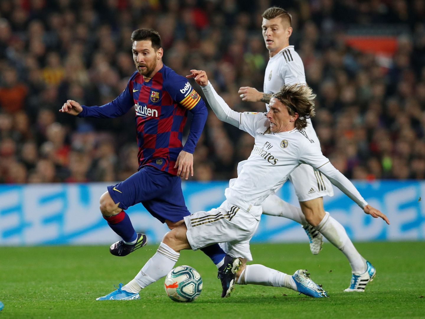 Luka Modric persigue a Messi en una acción en el Camp Nou. (EFE)
