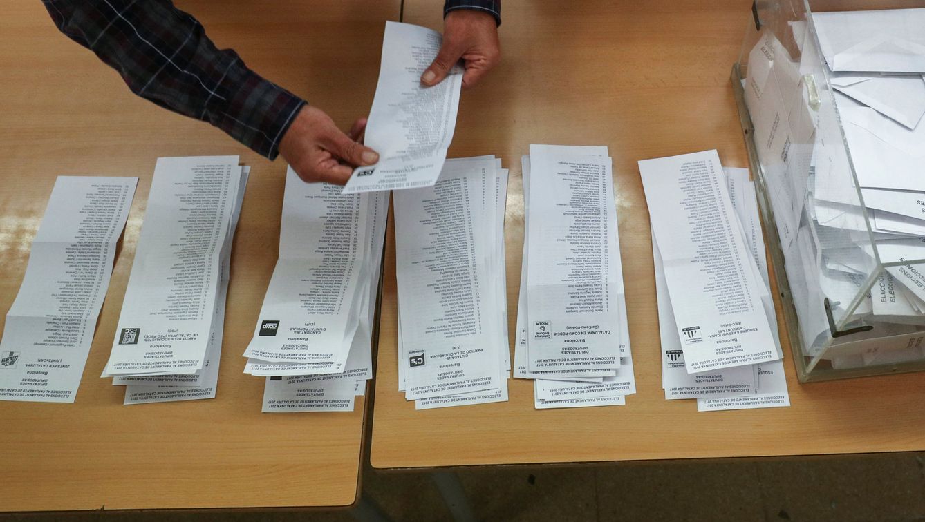 Papeletas colocadas en una mesa electoral en Barcelona. (Reuters)