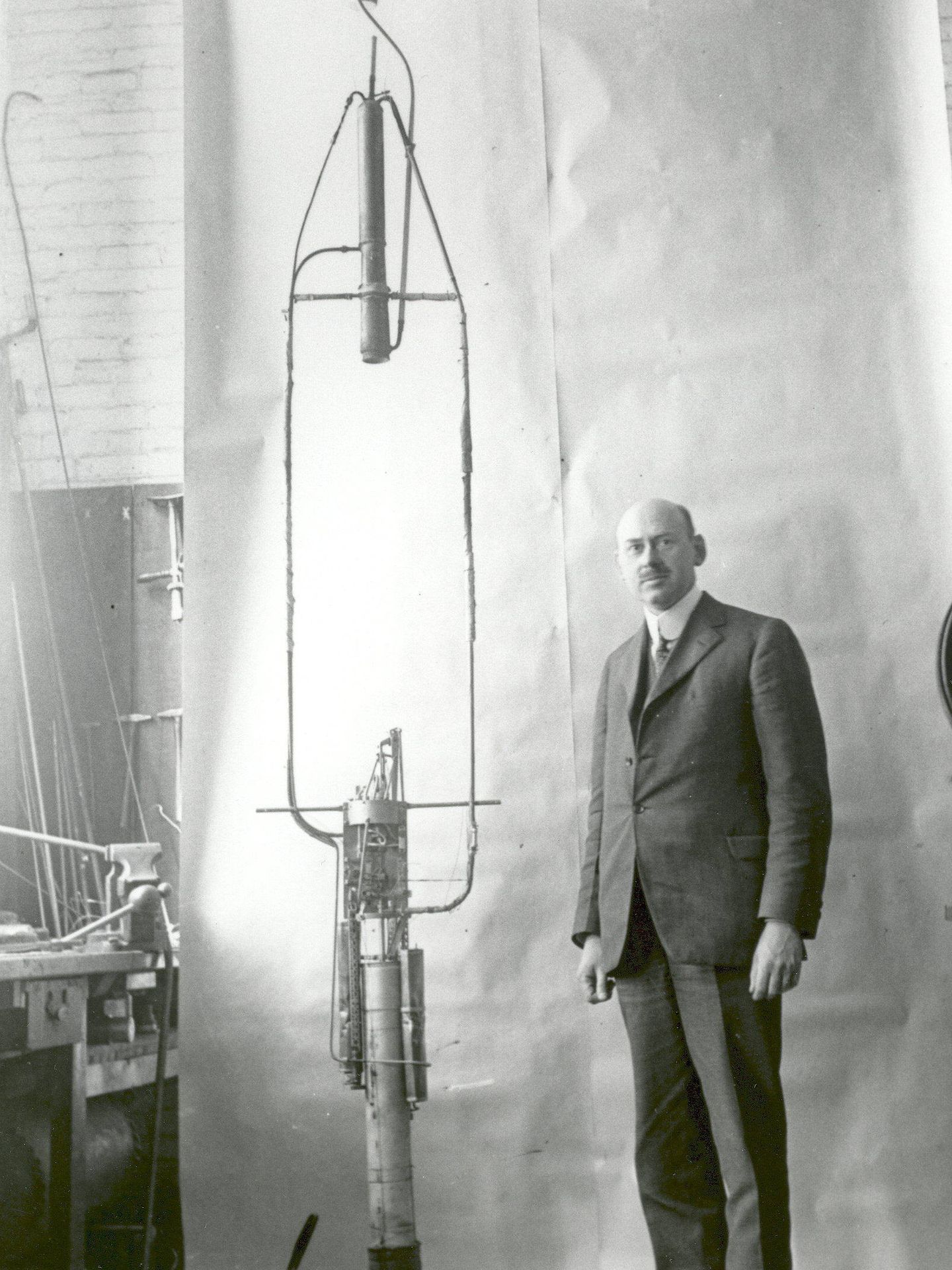 El profesor, físico e inventor estadounidense Robert H. Goddard junto con uno de sus cohetes en noviembre de 1925. (NASA)