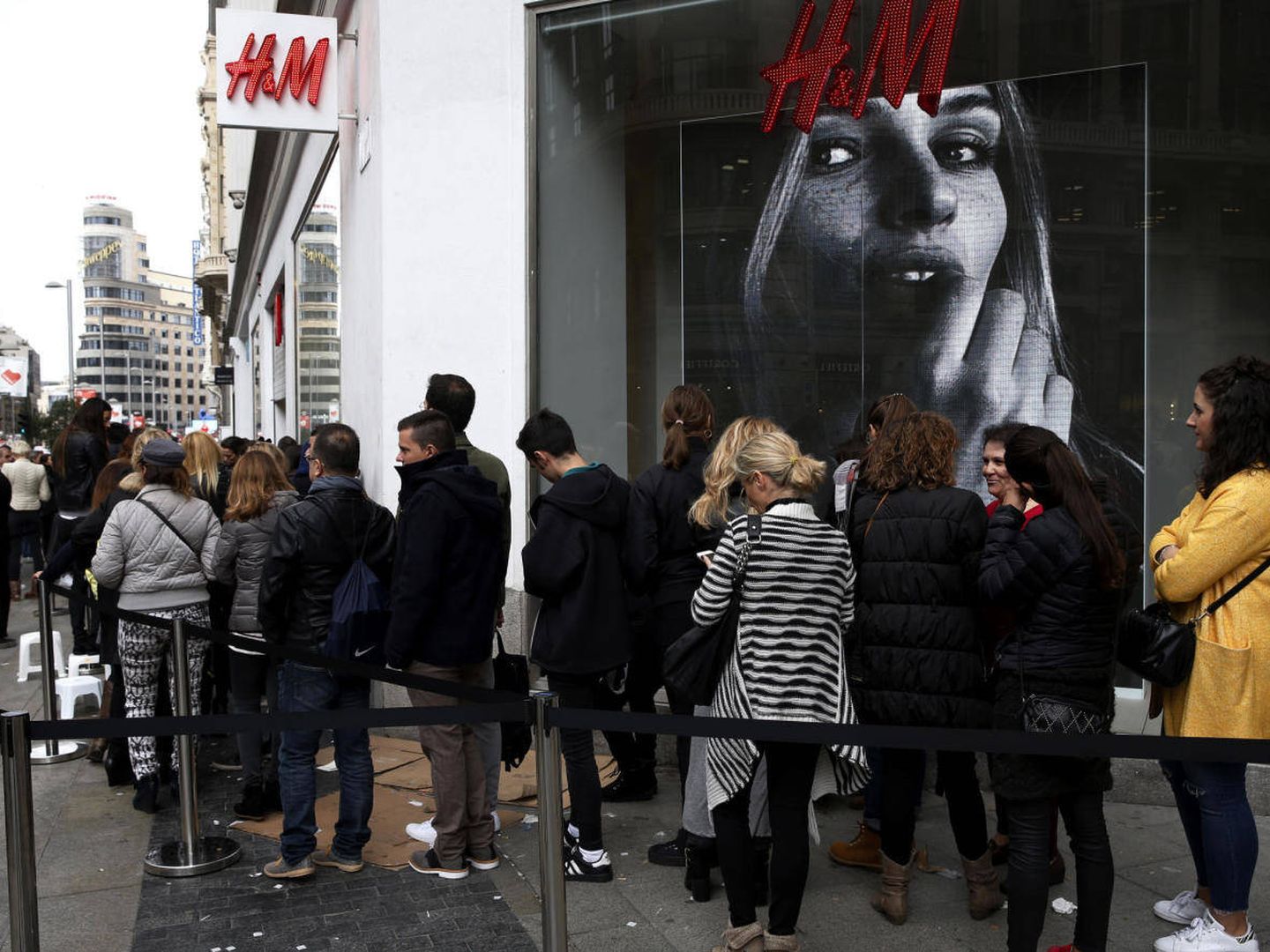 H&M defiende que paga por encima de lo estipulado en el convenio.