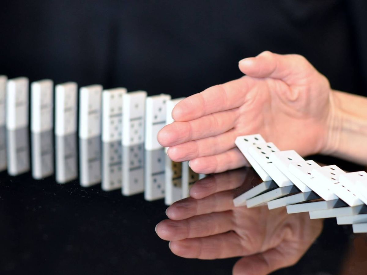 Foto: Una mano para un 'efecto dominó'. (Pixabay)