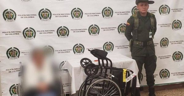 Foto: La mujer detenida junto a la silla de ruedas requisada. (Policía de Antioquia)