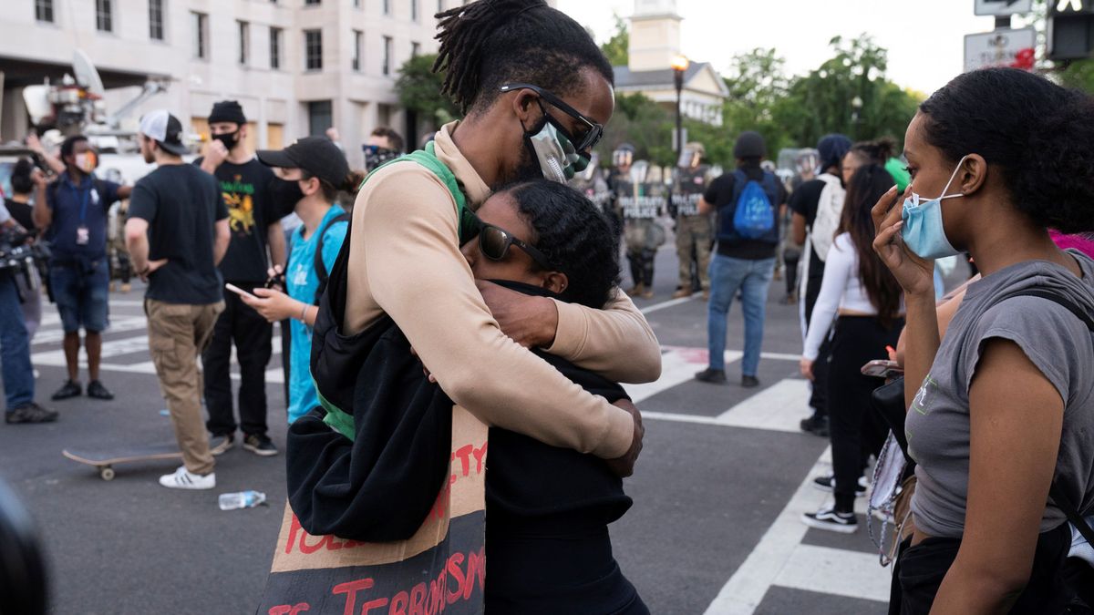 El abrazo entre un policía blanco de Miami y una activista negra se hace viral
