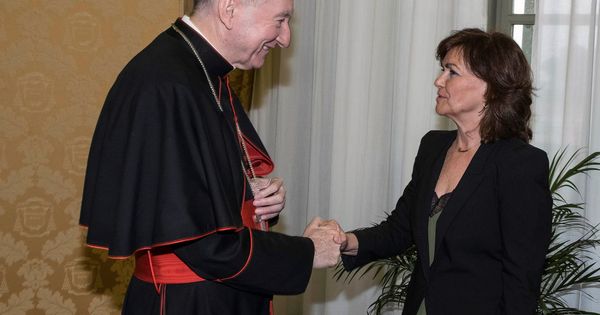 Foto: Carmen Calvo saluda al secretario de Estado del Papa, Pietro Parolin, durante su reunión este lunes en Ciudad del Vaticano. (EFE)