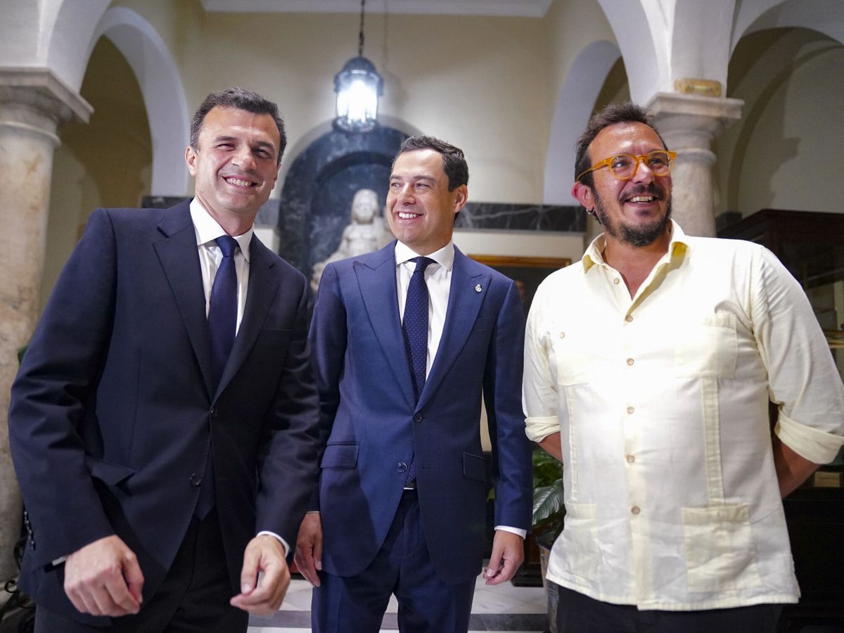 Foto: El nuevo alcalde de Cádiz, Bruno García (i), el presidente de Andalucía, Juanma Moreno (c), y el alcalde saliente, José María González 'Kichi' (d). (EFE/Román Ríos)