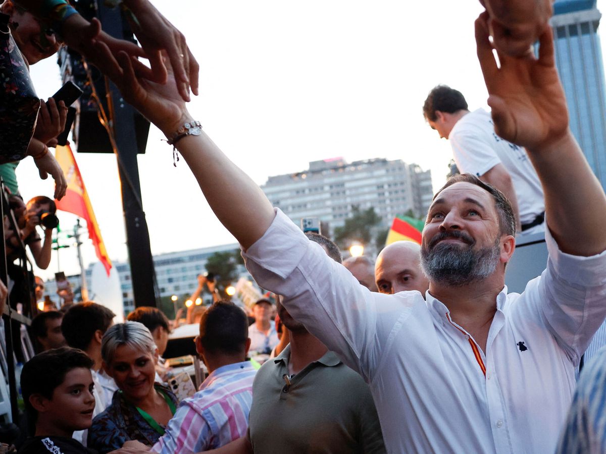 Foto: El presidente nacional de Vox, Santiago Abascal, saludando durante el mitin de cierre de campaña. (Reuters/Juan Medina)