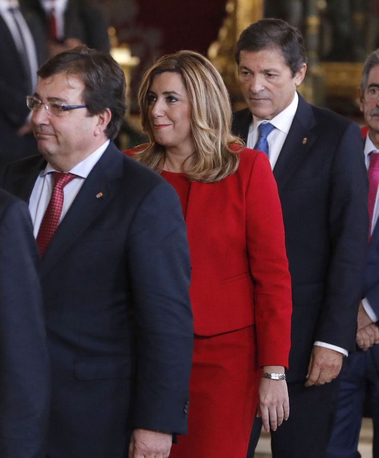 Foto: Guillermo Fernández Vara, Susana Díaz y Javier Fernández, en la recepción del Palacio Real. (EFE/Ballesteros) 