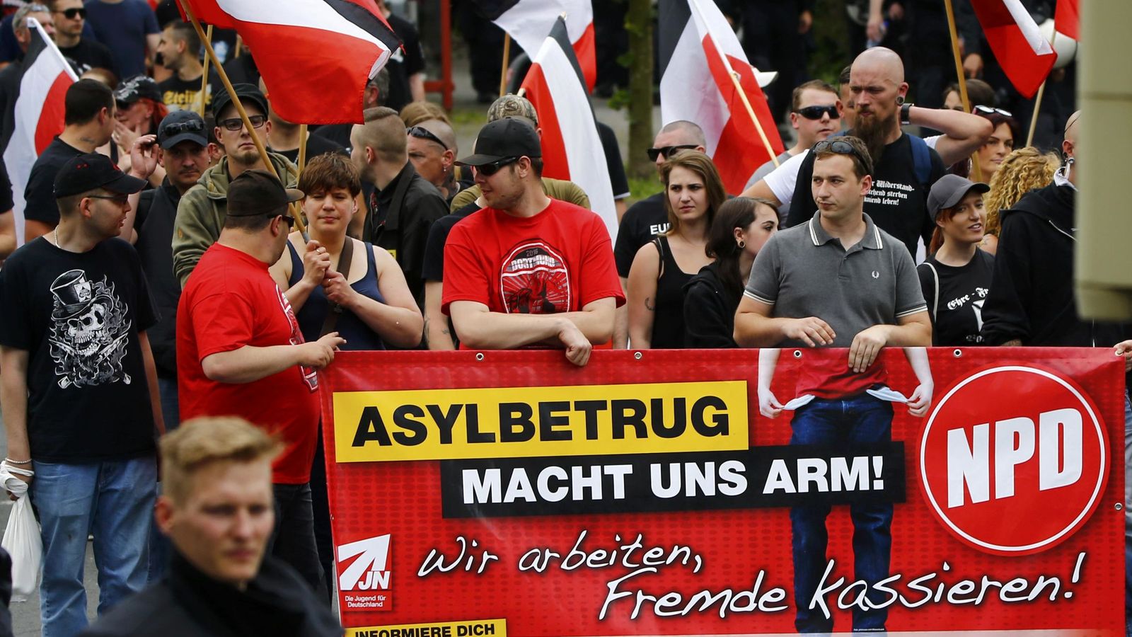 Foto: Simpatizantes del NPD durante una protesta contra la llegada de refugiados, en Dortmund, Alemania (Reuters).