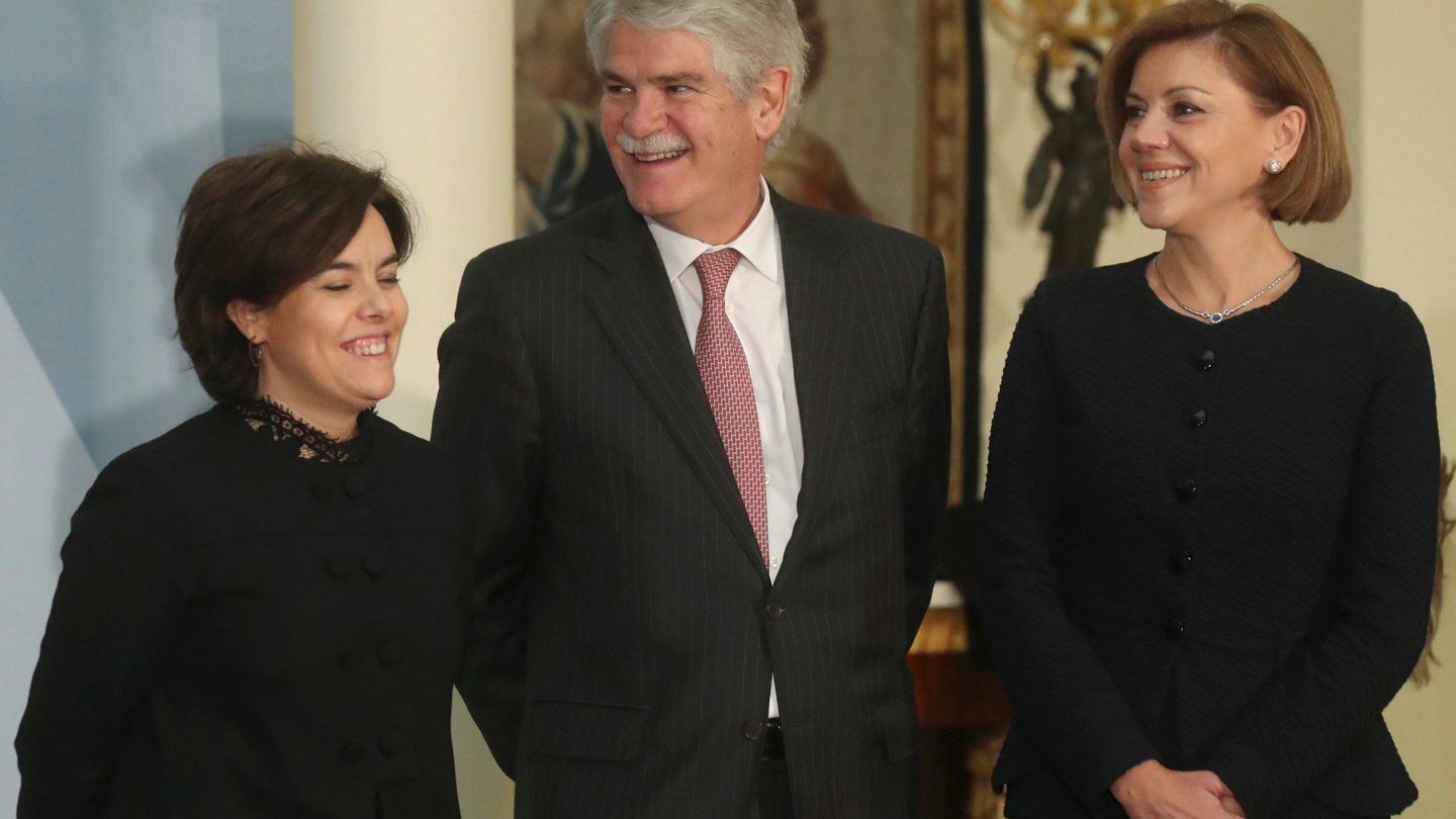 Soraya Sáenz de Santamaría, Alfonso Dastis y María Dolores de Cospedal. (EFE)
