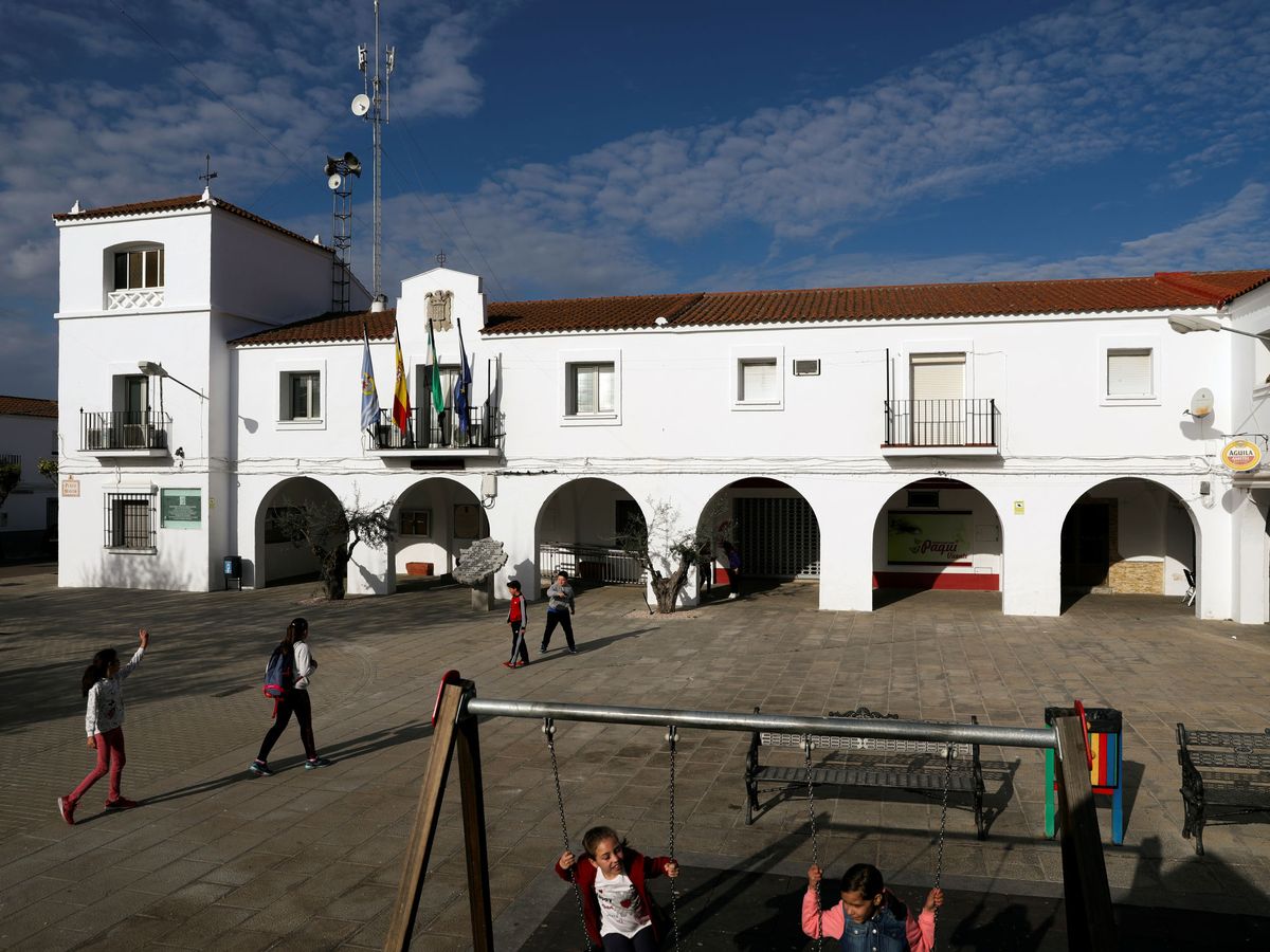 Foto: Plaza mayor de Guadiana del Caudillo. (Reuters)