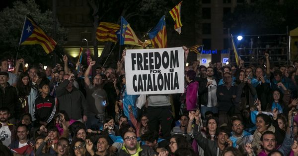 Foto: Varias personas se manifiestan a favor del referéndum de Cataluña. (EFE)