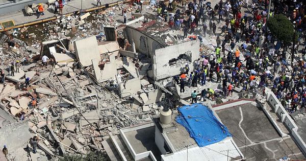 Foto: Vista aérea muestra a cientos de personas, entre afectados y rescatistas, durante labores de rescate en medio de edificios colapsados en Ciudad de México. (EFE)