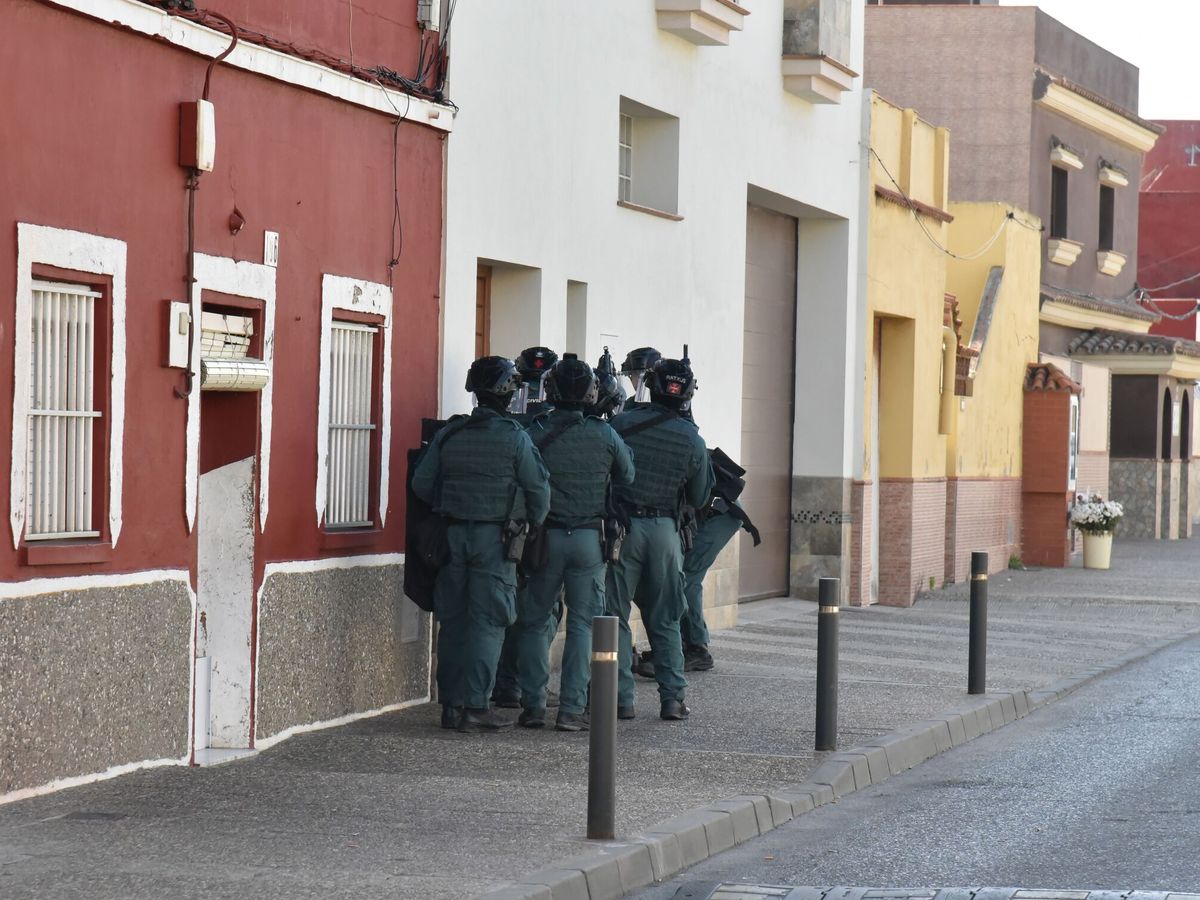 Foto: Agentes de la Guardia Civil, en una operación el pasado octubre. (EFE/A.Carrasco Ragel)