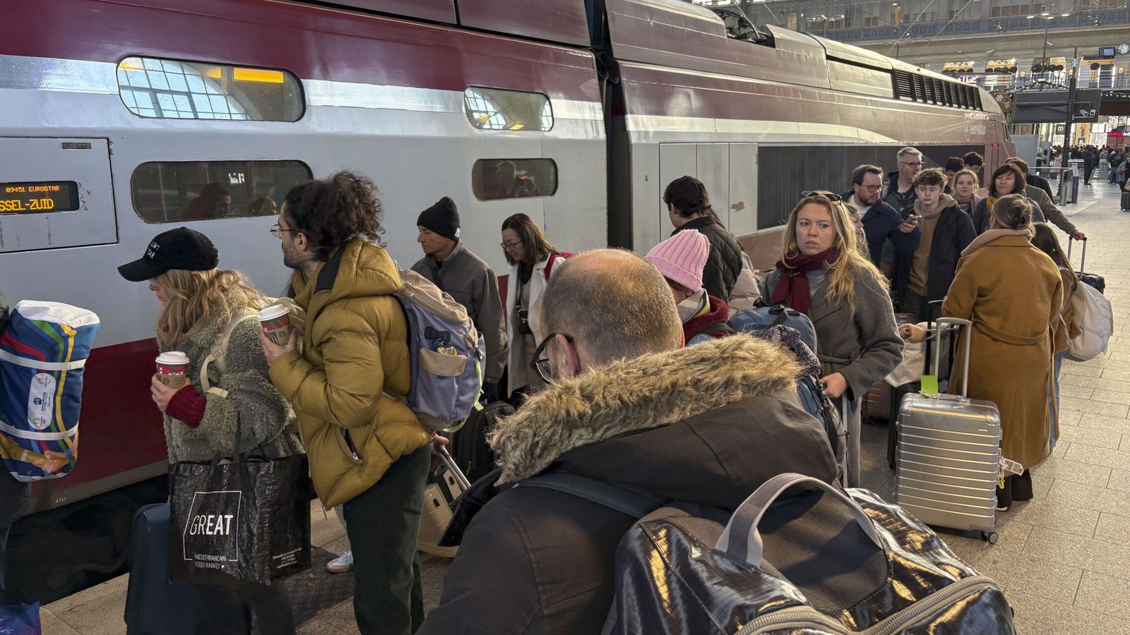 Al menos 19 heridos, cinco críticos, al colisionar un tren con un autobús a la entrada francesa del Eurotúnel