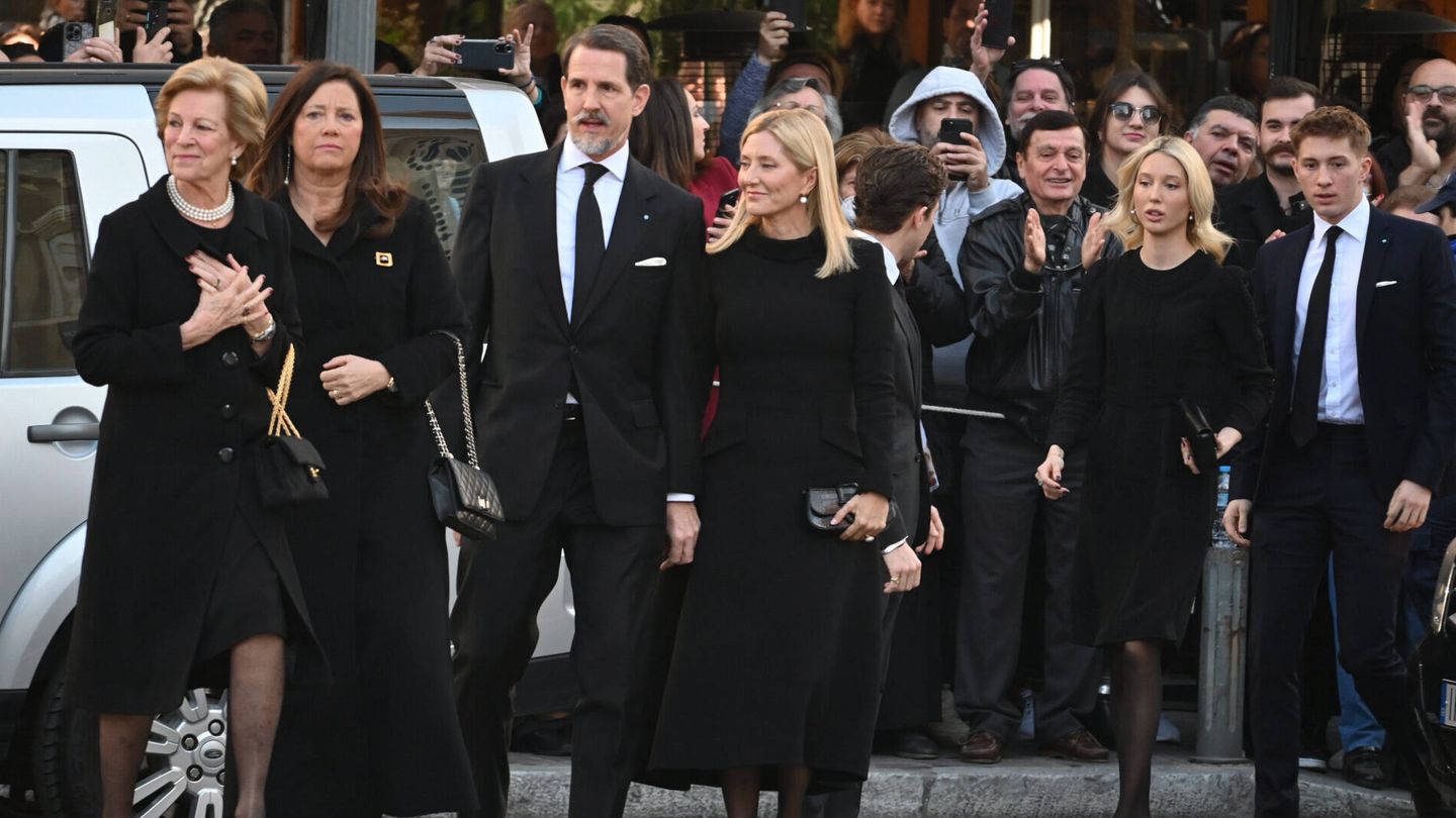 La familia real griega asiste a la misa funeral por Constantino de Grecia. (Gtres)