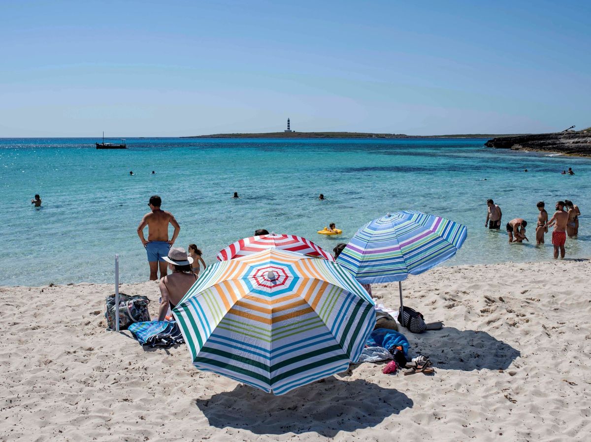Foto: Algunas playas del territorio español controlan el aforo máximo de los bañistas (EFE)