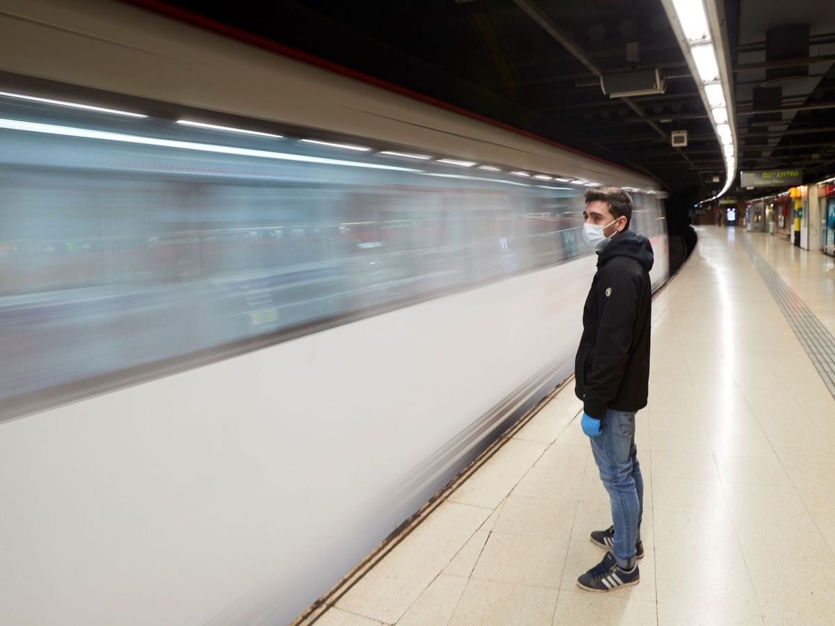 Foto: Un pasajero con mascarilla en una estación del Metro de Barcelona (EFE)
