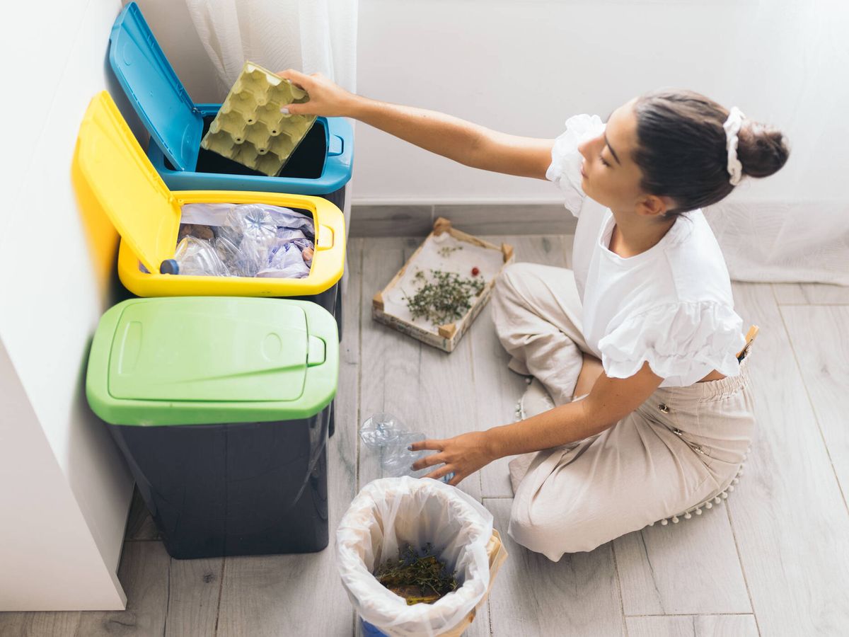 Foto: Vista de una mujer reciclando. (iStock)