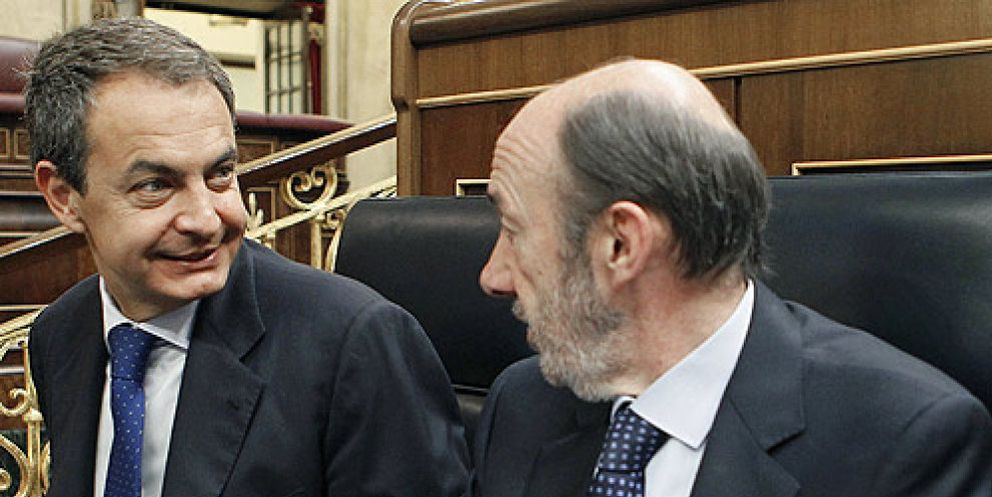 Foto: Zapatero se pliega a Rubalcaba y deja que le marque la crisis de Gobierno