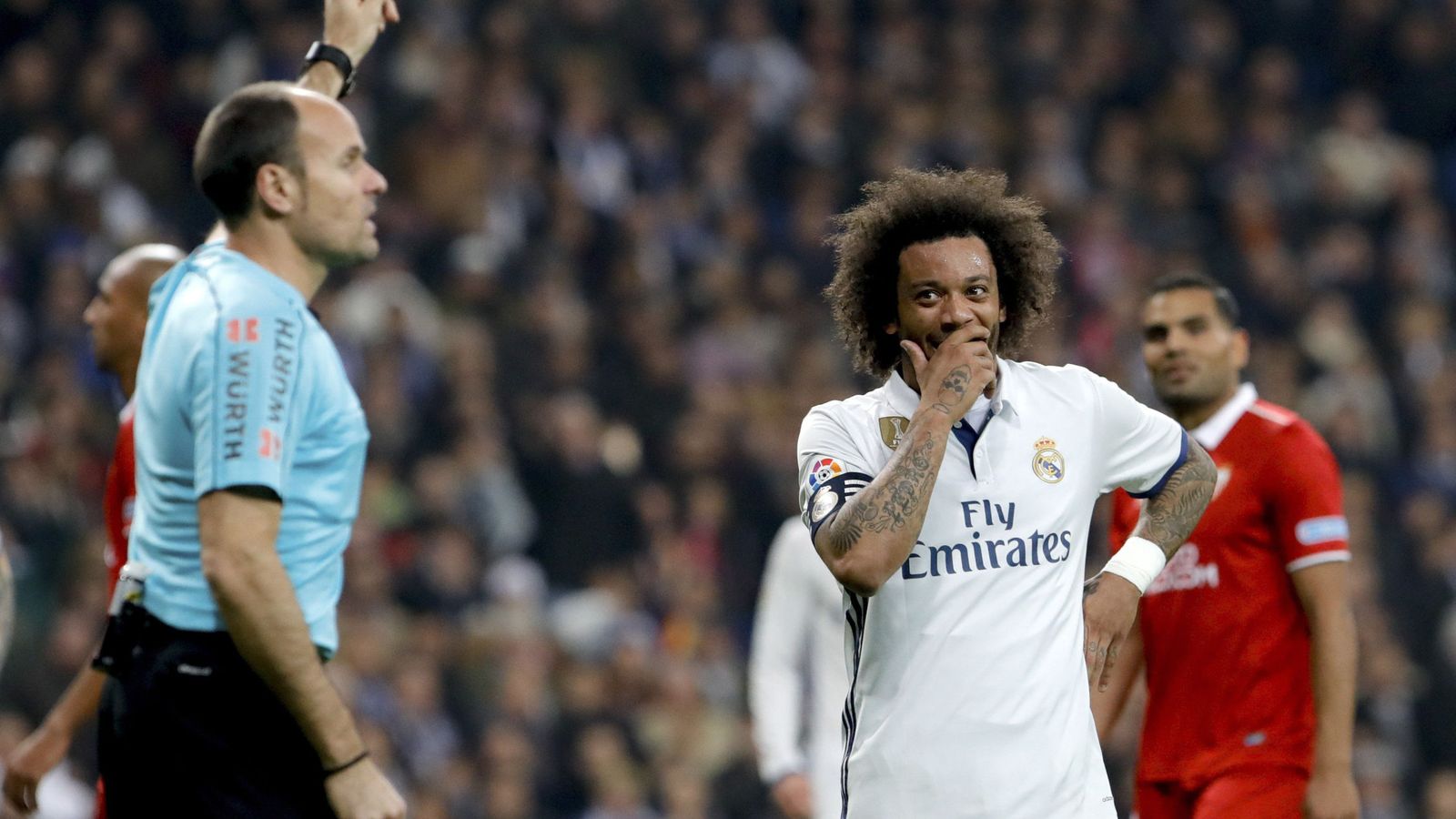 Foto: Marcelo ríe con una amarilla de Mateu (Reuters) 