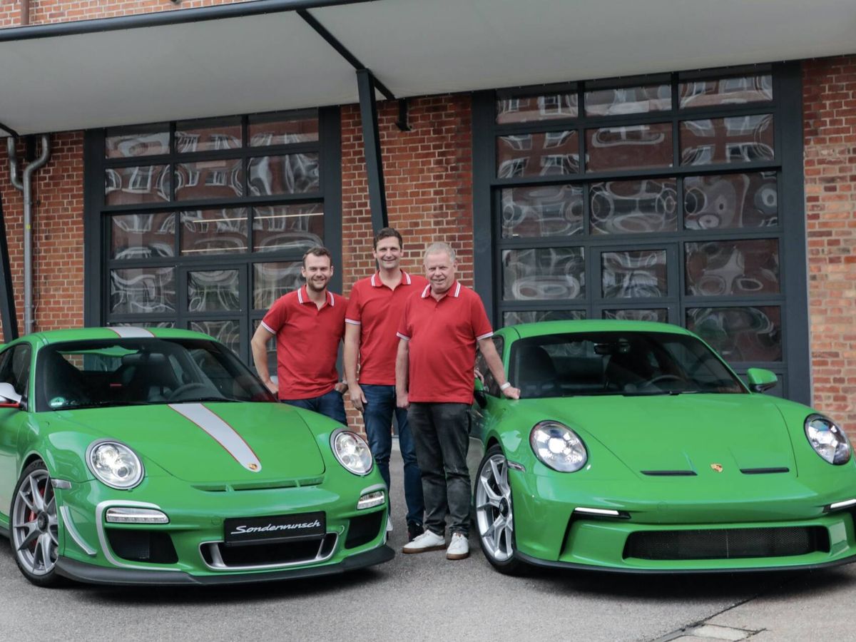 Foto: Michael Essmann, junto a su 911 GT3 Touring en color Verde Essmann. (Porsche)