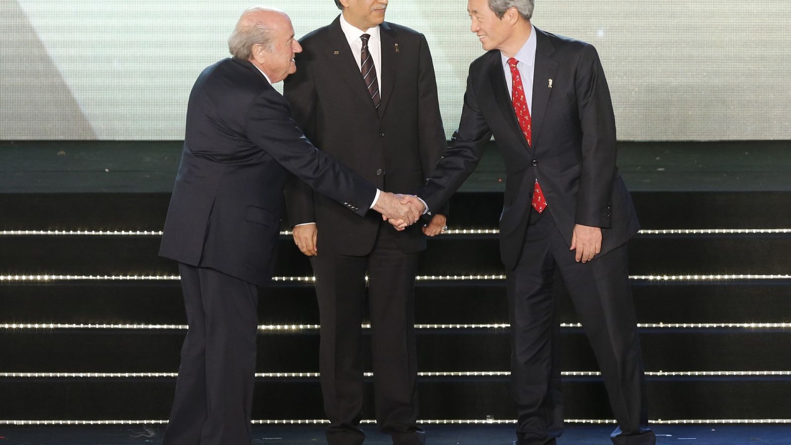Foto: Chung junto a Blatter (Reuters).