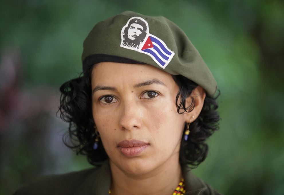 Kamila Cienfuegos, de las FARC, posa tras una rueda de prensa en La Habana (Reuters).