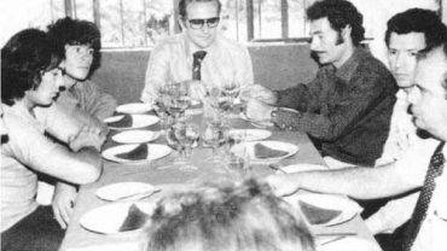Maradona (i.) y Miguel Rodríguez (d.) en la reunión de su fichaje. (Libro: 'El Hijo del Ajedrecista 2')