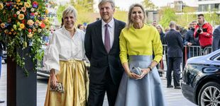 Post de Máxima de Holanda, una falda celeste y dos formas muy distintas de combinarla: su look con top amarillo y pendientes de zafiros