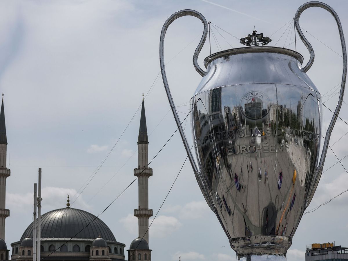 Foto: El trofeo de la Champions League en Estambul. (EFE/EPA/Erdem Sahin)