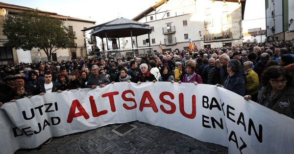 Foto: Manifestación en Alsasua en apoyo a los condenados y para pedir que se "deje en paz" al municipio. (EFE)