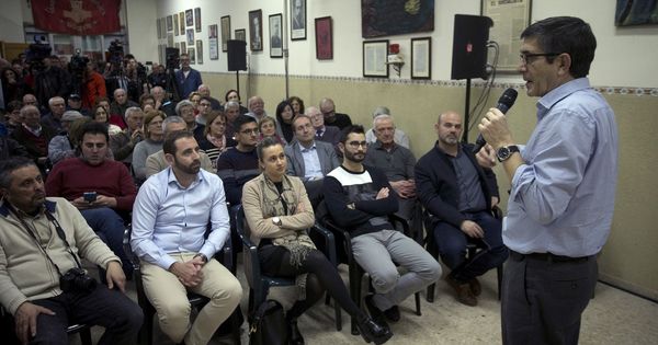 Foto: Patxi López, en un encuentro con militantes este 28 de febrero en La Vall d'Uixó, Castellón. (EFE)