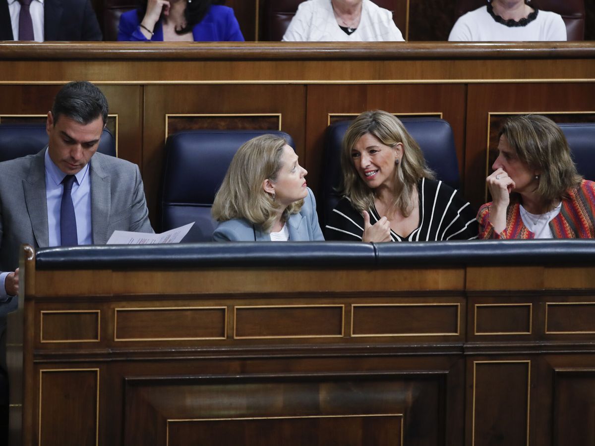 Foto: El presidente del Gobierno, Pedro Sánchez (i), junto a las vicepresidentas Nadia Calviño (3d), Yolanda Díaz (2d) y Teresa Ribera (d). (EFE/Juan Carlos Hidalgo) 