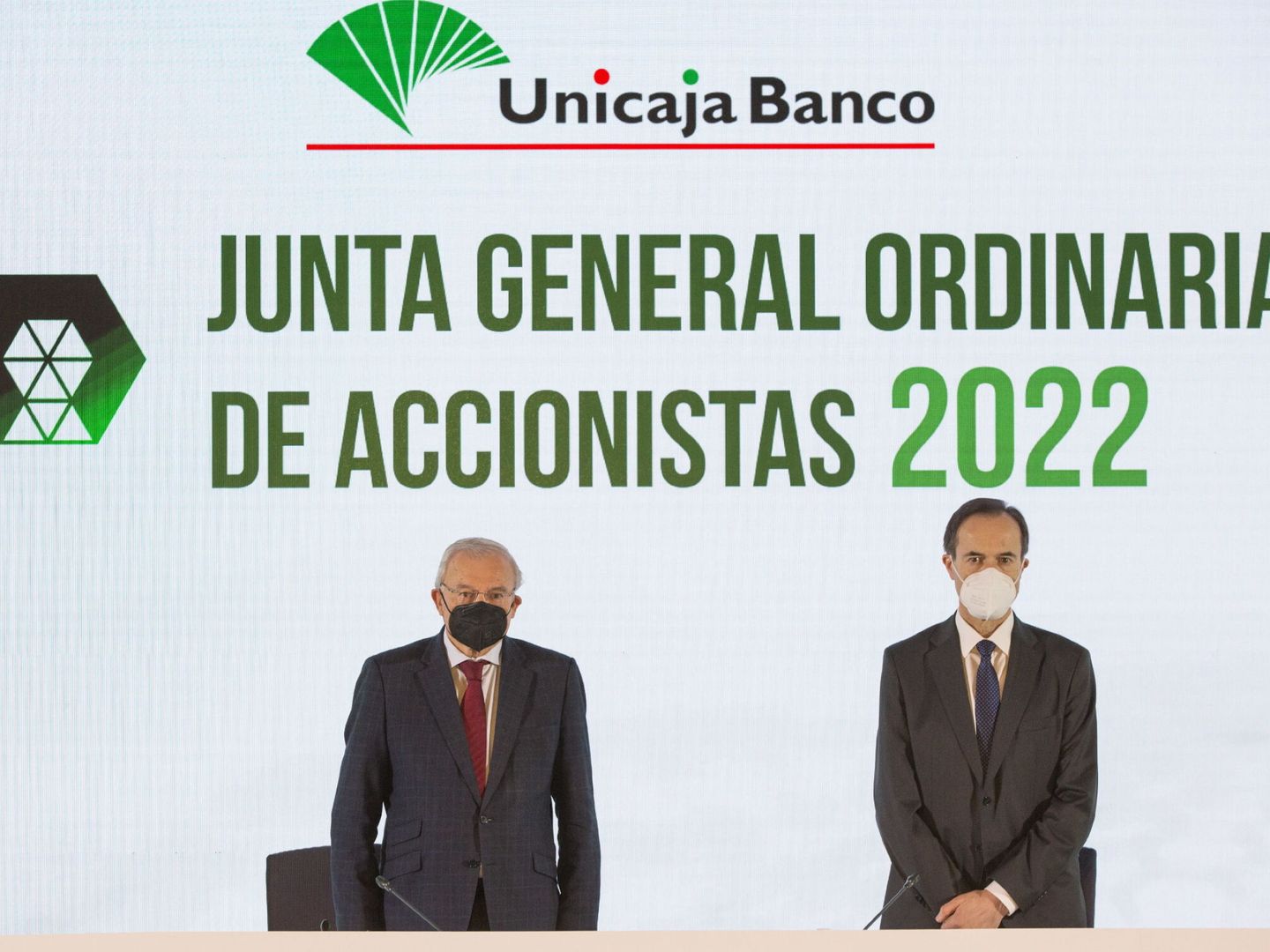 El presidente de Unicaja Banco, Manuel Azuaga y el consejero delegado de Unicaja Banco, Manuel Menéndez, en una reunión de la Junta General Ordinaria de Accionistas. (EFE/Unicaja Banco)  