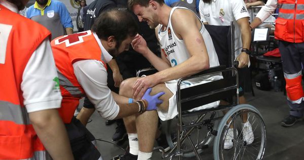 Foto: Ognjen Kuzmic abandonó el parqué en silla de ruedas tras lesionarse la rodilla izquierda. (EFE)