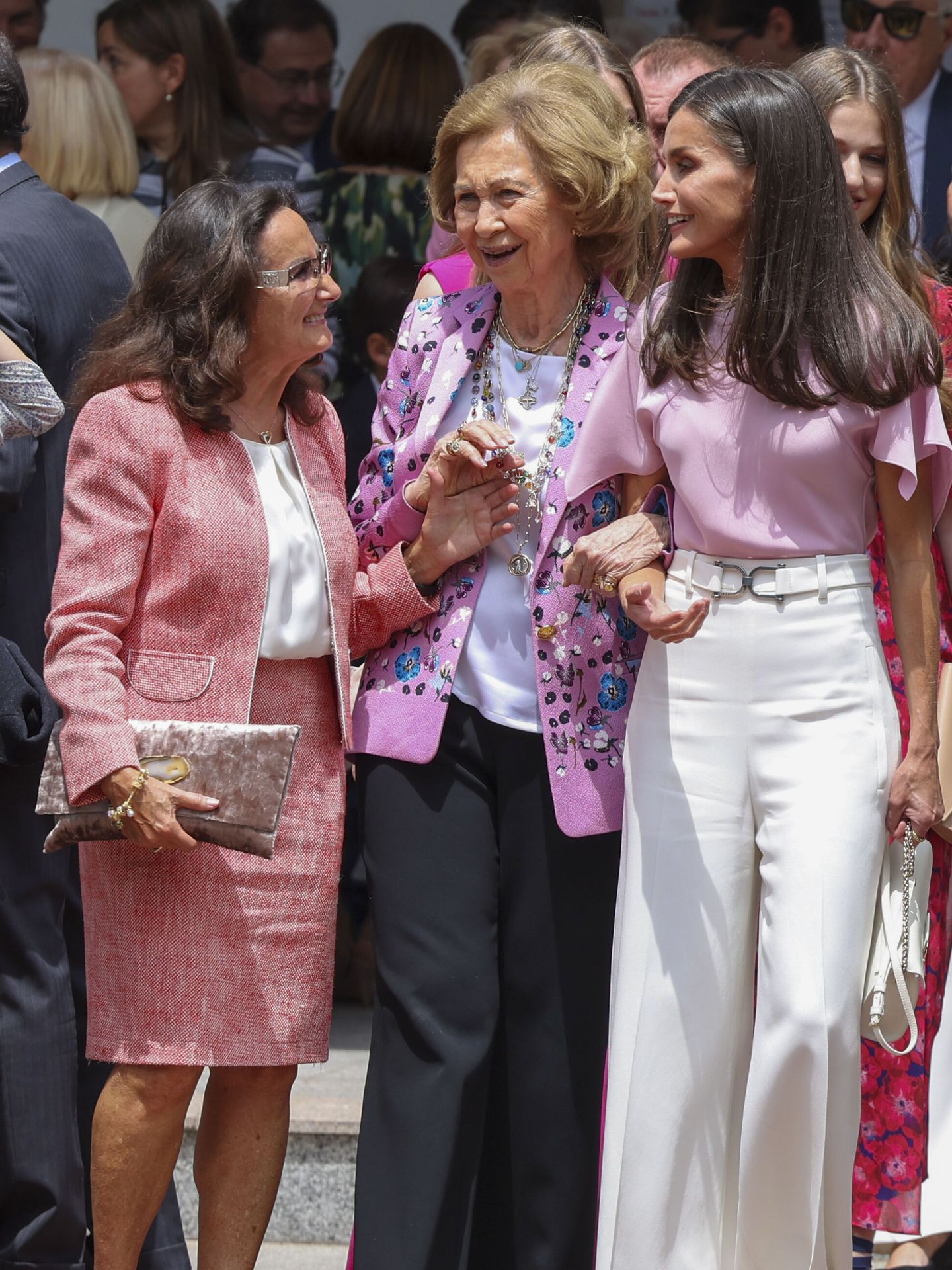 La reina Letizia junto a su madre, Paloma Rocasolano, y la reina Sofía. (EFE/Ballesteros)