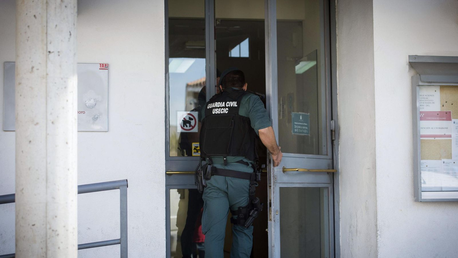 Foto: Un agente de la Guardia Civil, durante un registro policial en el Ayuntamiento de Valdemoro. (EFE)