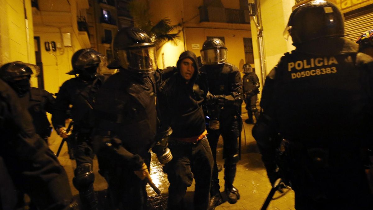 30 detenidos en la tercera noche de protestas por los 'okupas' de Can Vies en Barcelona